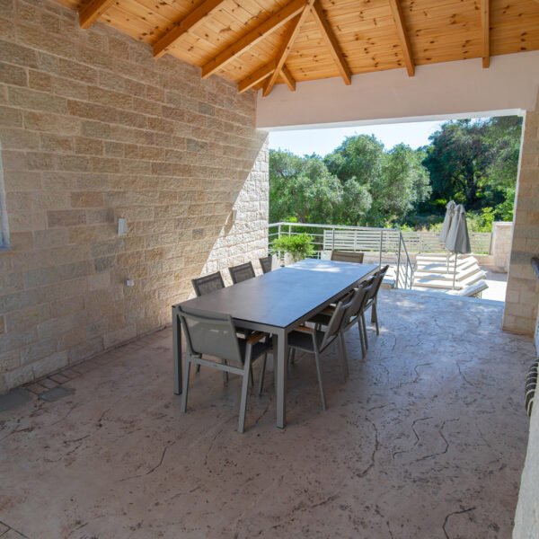 Outdoor kitchen area