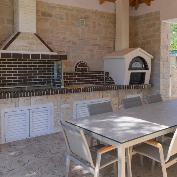 Outdoor kitchen area