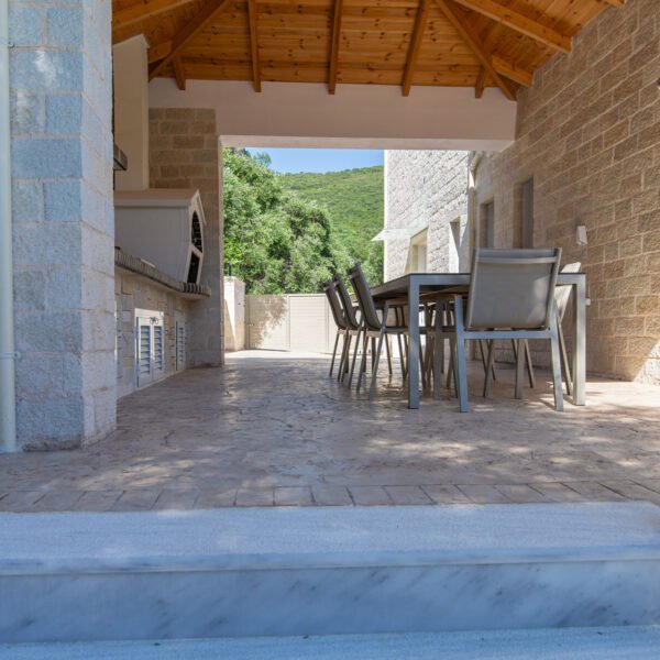 Outdoor kitchen area